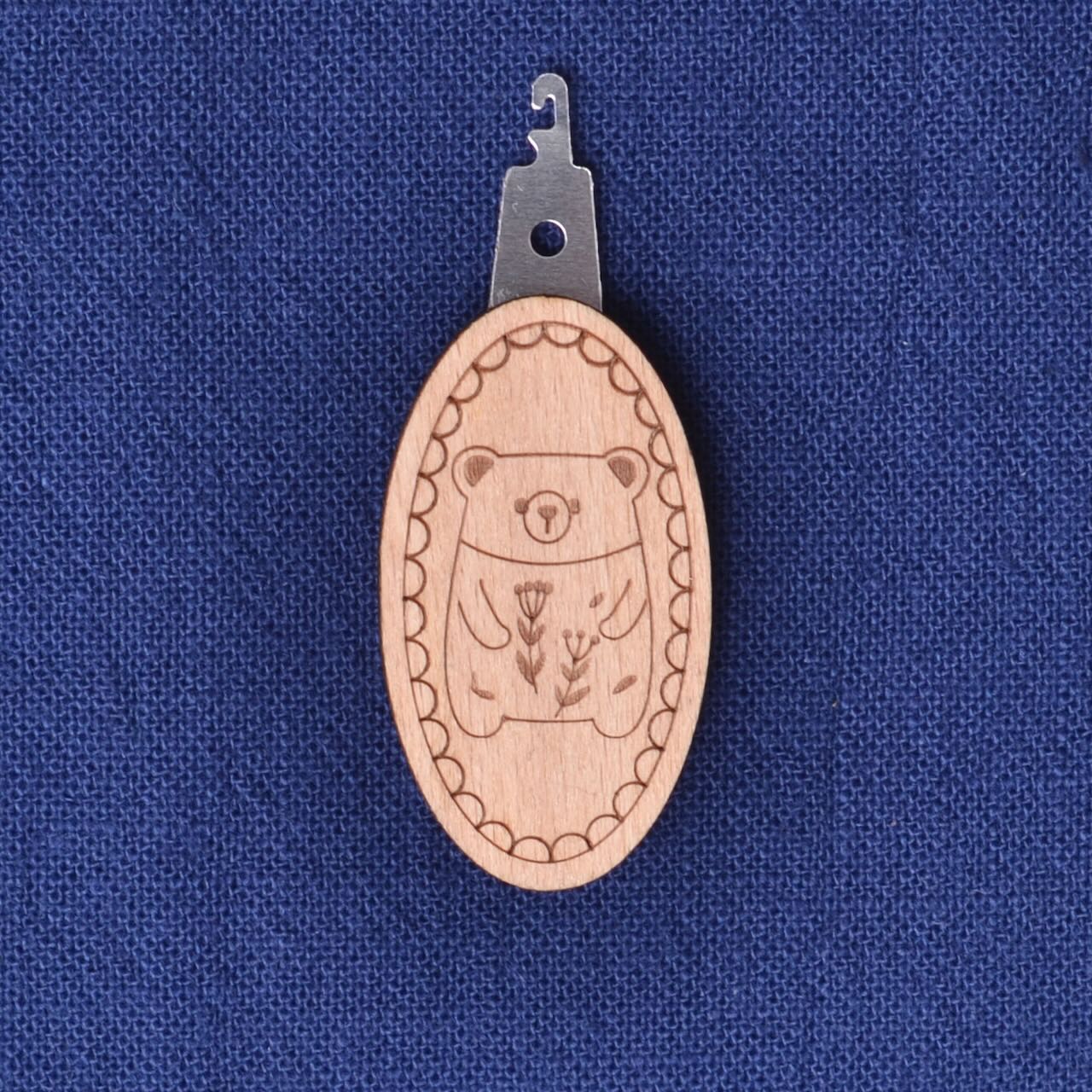 Needle Threader "Wood Bear"