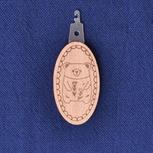 Needle Threader "Wood Bear"