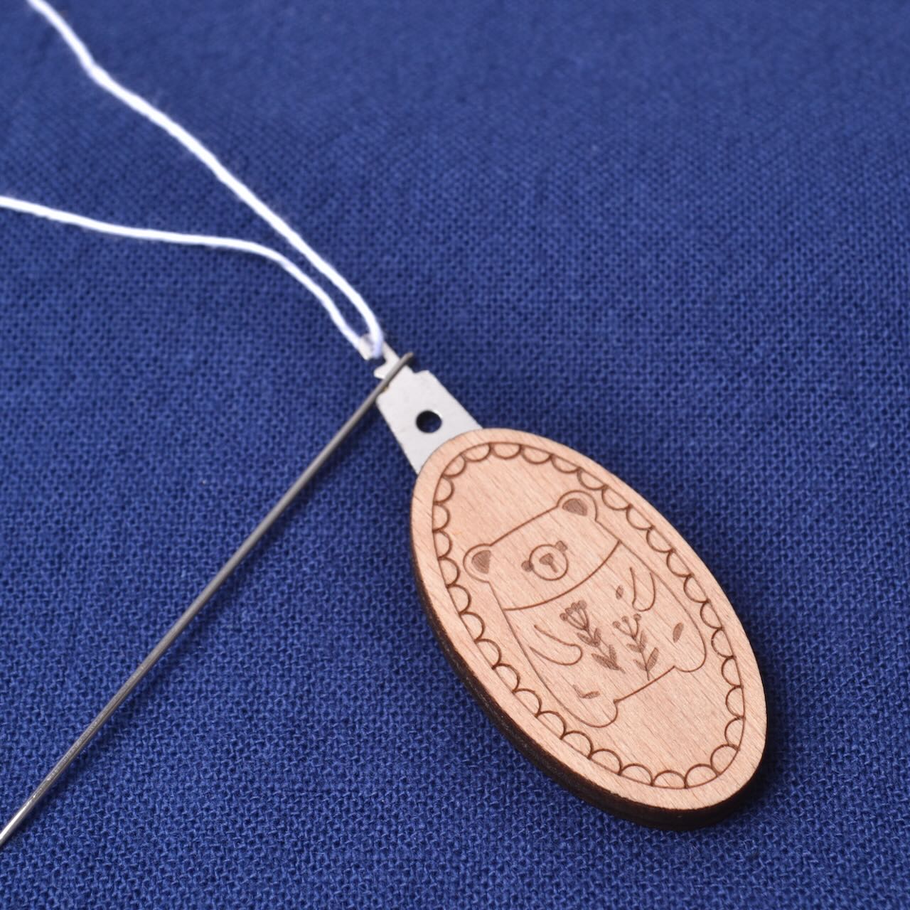 Needle Threader "Wood Bear" with needle and thread