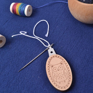 Needle Threader "Wood Owl"