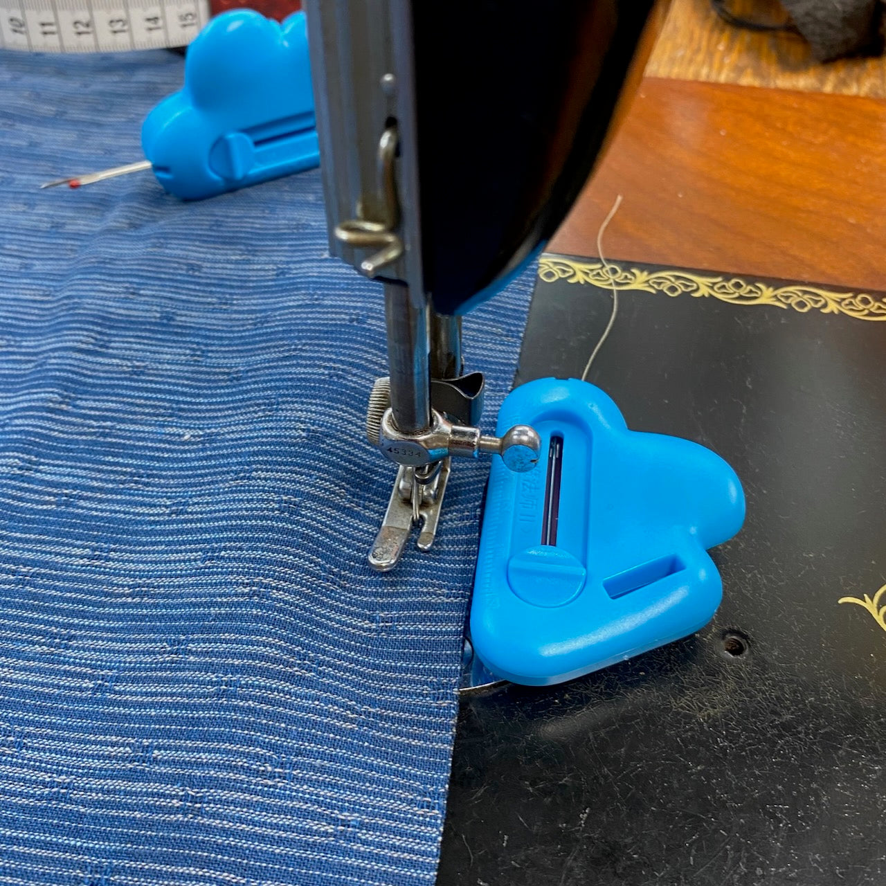 Magnetic Seam Guide with Seam Ripper
