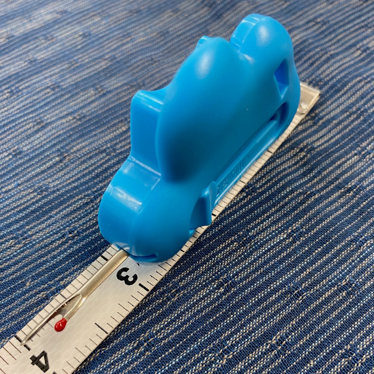 Magnetic Seam Guide with Seam Ripper