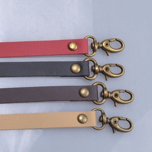 Short leather strap with antique gold colour swivel clips.&nbsp;