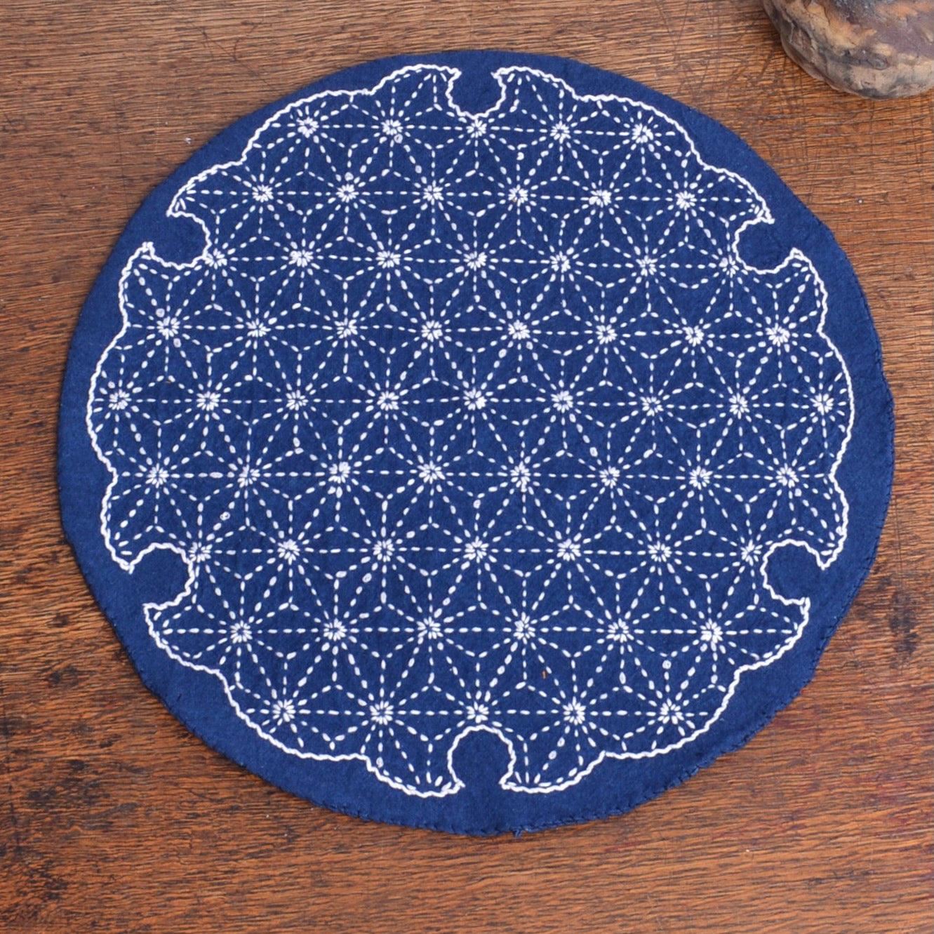 Sashiko kit for round table mat, hemp leaf design